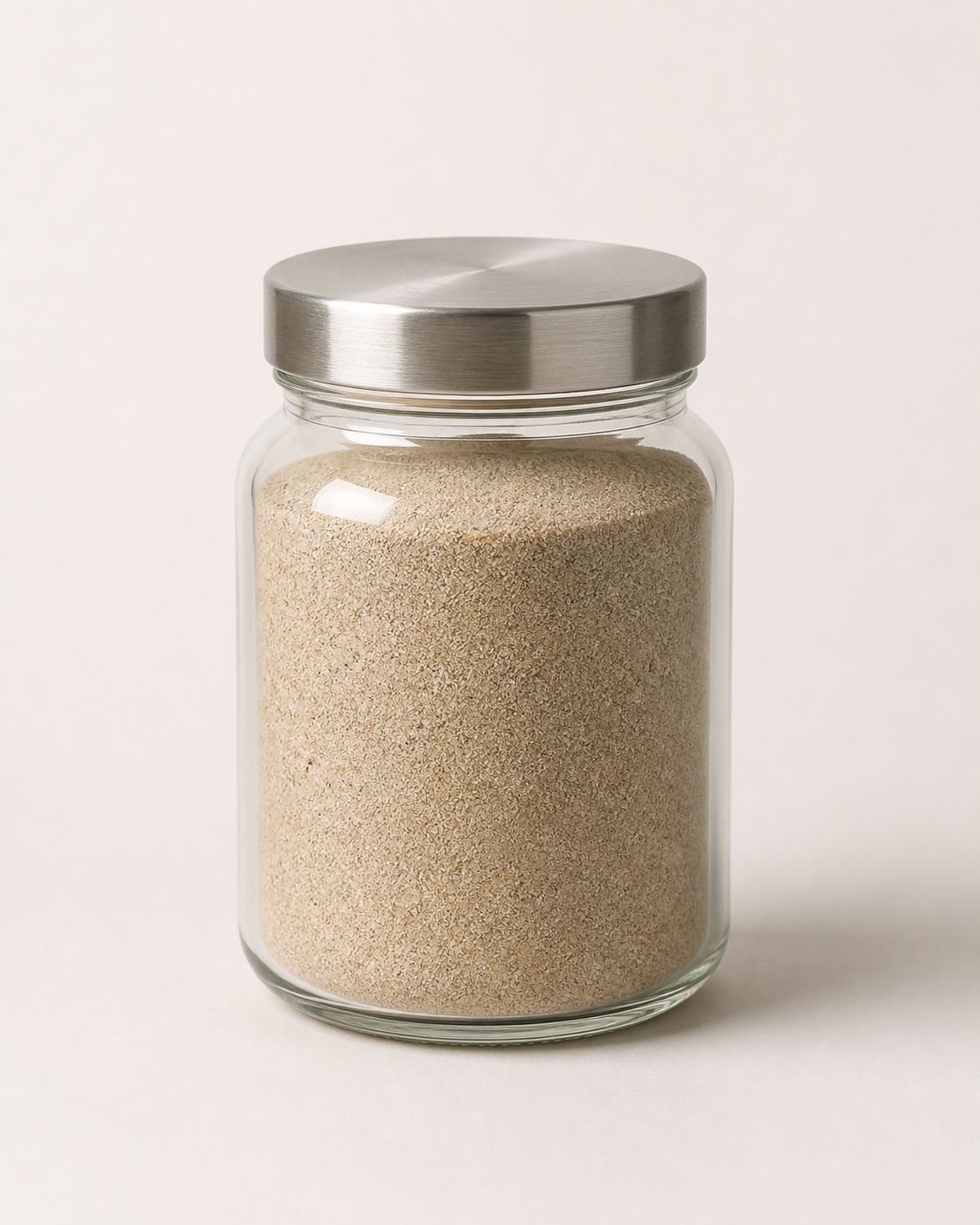 Glas mit Sand auf hellem Hintergrund